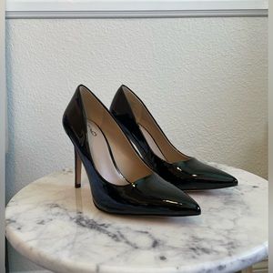 • BLACK PATENT LEATHER PUMPS •